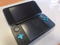 KONSOLA NEW NINTENDO 2DS XL NIEBIESKO-CZARNA + ŁADOWARKA + RYSIK + ETUI