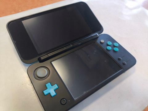 KONSOLA NEW NINTENDO 2DS XL NIEBIESKO-CZARNA + ŁADOWARKA + RYSIK + ETUI KONSOLA NEW NINTENDO 2DS XL NIEBIESKO-CZARNA + ŁADOWARKA + RYSIK + ETUI