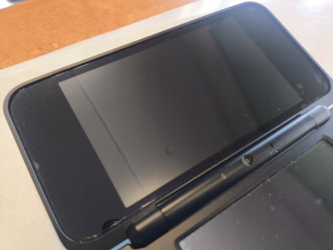 KONSOLA NEW NINTENDO 2DS XL NIEBIESKO-CZARNA + ŁADOWARKA + RYSIK + ETUI KONSOLA NEW NINTENDO 2DS XL NIEBIESKO-CZARNA + ŁADOWARKA + RYSIK + ETUI