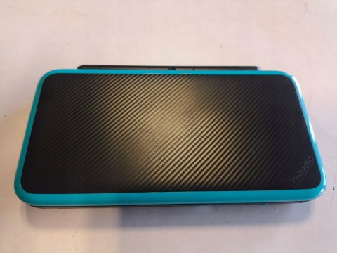 KONSOLA NEW NINTENDO 2DS XL NIEBIESKO-CZARNA + ŁADOWARKA + RYSIK + ETUI KONSOLA NEW NINTENDO 2DS XL NIEBIESKO-CZARNA + ŁADOWARKA + RYSIK + ETUI