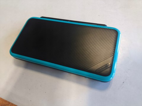 KONSOLA NEW NINTENDO 2DS XL NIEBIESKO-CZARNA + ŁADOWARKA + RYSIK + ETUI KONSOLA NEW NINTENDO 2DS XL NIEBIESKO-CZARNA + ŁADOWARKA + RYSIK + ETUI