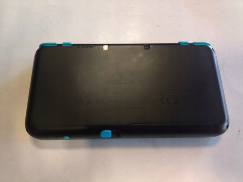 KONSOLA NEW NINTENDO 2DS XL NIEBIESKO-CZARNA + ŁADOWARKA + RYSIK + ETUI KONSOLA NEW NINTENDO 2DS XL NIEBIESKO-CZARNA + ŁADOWARKA + RYSIK + ETUI