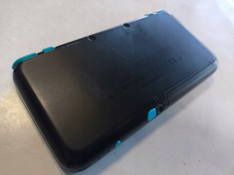 KONSOLA NEW NINTENDO 2DS XL NIEBIESKO-CZARNA + ŁADOWARKA + RYSIK + ETUI KONSOLA NEW NINTENDO 2DS XL NIEBIESKO-CZARNA + ŁADOWARKA + RYSIK + ETUI