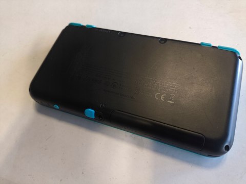 KONSOLA NEW NINTENDO 2DS XL NIEBIESKO-CZARNA + ŁADOWARKA + RYSIK + ETUI KONSOLA NEW NINTENDO 2DS XL NIEBIESKO-CZARNA + ŁADOWARKA + RYSIK + ETUI