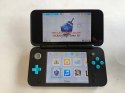 KONSOLA NEW NINTENDO 2DS XL NIEBIESKO-CZARNA + ŁADOWARKA + ZELDA OCARINA 3D