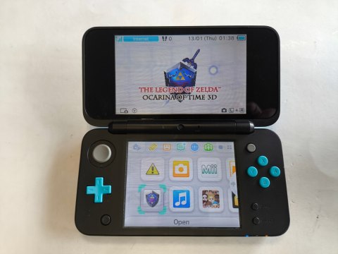 KONSOLA NEW NINTENDO 2DS XL NIEBIESKO-CZARNA + ŁADOWARKA + ZELDA OCARINA 3D KONSOLA NEW NINTENDO 2DS XL NIEBIESKO-CZARNA + ŁADOWARKA + ZELDA OCARINA 3D