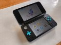 KONSOLA NEW NINTENDO 2DS XL NIEBIESKO-CZARNA + ŁADOWARKA + ZELDA OCARINA 3D