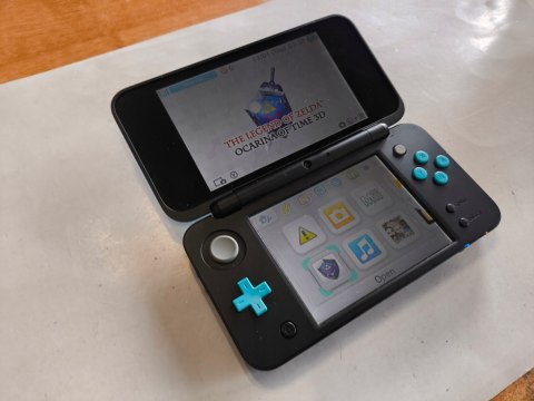 KONSOLA NEW NINTENDO 2DS XL NIEBIESKO-CZARNA + ŁADOWARKA + ZELDA OCARINA 3D KONSOLA NEW NINTENDO 2DS XL NIEBIESKO-CZARNA + ŁADOWARKA + ZELDA OCARINA 3D