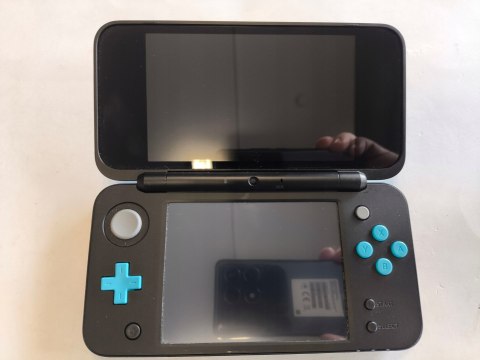 KONSOLA NEW NINTENDO 2DS XL NIEBIESKO-CZARNA + ŁADOWARKA + ZELDA OCARINA 3D KONSOLA NEW NINTENDO 2DS XL NIEBIESKO-CZARNA + ŁADOWARKA + ZELDA OCARINA 3D
