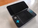 KONSOLA NEW NINTENDO 2DS XL NIEBIESKO-CZARNA + ŁADOWARKA + ZELDA OCARINA 3D