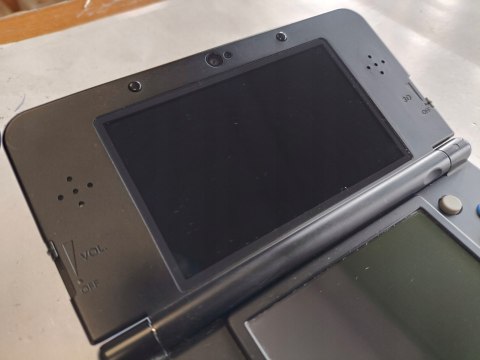 KONSOLA NEW NINTENDO 3DS CZARNA + POKEMON COVER PLATE + ŁADOWARKA KONSOLA NEW NINTENDO 3DS CZARNA + POKEMON COVER PLATE + ŁADOWARKA