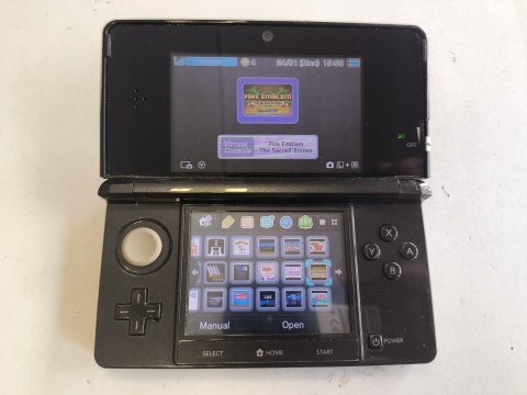 KONSOLA NINTENDO 3DS CZARNA + 14 GIER + ŁADOWARKA KONSOLA NINTENDO 3DS CZARNA + 14 GIER + ŁADOWARKA