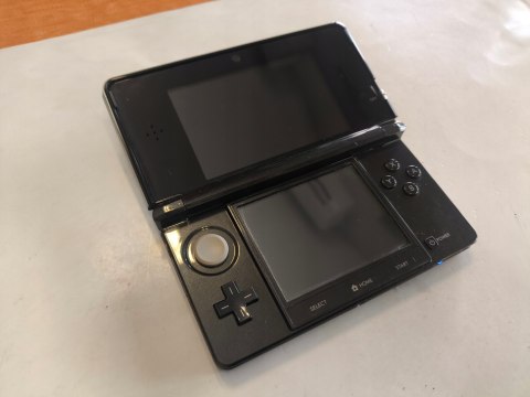 KONSOLA NINTENDO 3DS CZARNA + ETUI + USB + RYSIK KONSOLA NINTENDO 3DS CZARNA + ETUI + USB + RYSIK