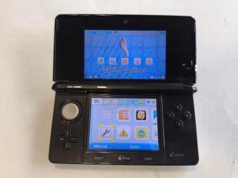 KONSOLA NINTENDO 3DS CZARNA + PUDEŁKO + ŁADOWARKA + DOCK + RYSIK KONSOLA NINTENDO 3DS CZARNA + PUDEŁKO + ŁADOWARKA + DOCK + RYSIK