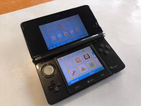 KONSOLA NINTENDO 3DS CZARNA + PUDEŁKO + ŁADOWARKA + DOCK + RYSIK KONSOLA NINTENDO 3DS CZARNA + PUDEŁKO + ŁADOWARKA + DOCK + RYSIK