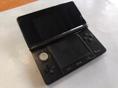 KONSOLA NINTENDO 3DS CZARNA + PUDEŁKO + ŁADOWARKA + DOCK + RYSIK KONSOLA NINTENDO 3DS CZARNA + PUDEŁKO + ŁADOWARKA + DOCK + RYSIK