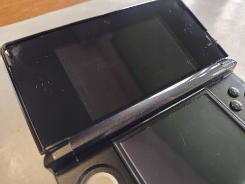 KONSOLA NINTENDO 3DS CZARNA + PUDEŁKO + ŁADOWARKA + DOCK + RYSIK KONSOLA NINTENDO 3DS CZARNA + PUDEŁKO + ŁADOWARKA + DOCK + RYSIK