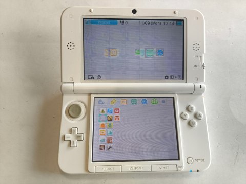 KONSOLA NINTENDO 3DS XL BIAŁA + RYSIK + ETUI + KARTA PAMIĘCI + ŁADOWARKA KONSOLA NINTENDO 3DS XL BIAŁA + RYSIK + ETUI + KARTA PAMIĘCI + ŁADOWARKA