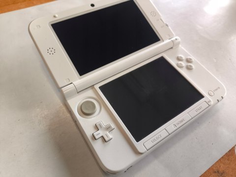 KONSOLA NINTENDO 3DS XL BIAŁA + RYSIK + ETUI + KARTA PAMIĘCI + ŁADOWARKA KONSOLA NINTENDO 3DS XL BIAŁA + RYSIK + ETUI + KARTA PAMIĘCI + ŁADOWARKA