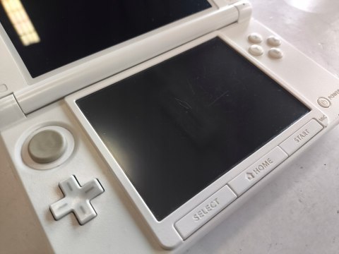 KONSOLA NINTENDO 3DS XL BIAŁA + RYSIK + ETUI + KARTA PAMIĘCI + ŁADOWARKA KONSOLA NINTENDO 3DS XL BIAŁA + RYSIK + ETUI + KARTA PAMIĘCI + ŁADOWARKA
