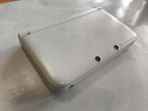 KONSOLA NINTENDO 3DS XL BIAŁA + RYSIK + ETUI + KARTA PAMIĘCI + ŁADOWARKA KONSOLA NINTENDO 3DS XL BIAŁA + RYSIK + ETUI + KARTA PAMIĘCI + ŁADOWARKA