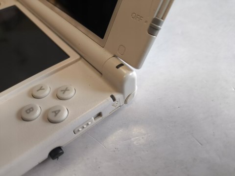 KONSOLA NINTENDO 3DS XL BIAŁA + RYSIK + ETUI + KARTA PAMIĘCI + ŁADOWARKA KONSOLA NINTENDO 3DS XL BIAŁA + RYSIK + ETUI + KARTA PAMIĘCI + ŁADOWARKA