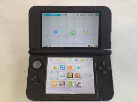 KONSOLA NINTENDO 3DS XL NIEBIESKA + ŁADOWARKA + RYSIK + KARTA PAMIĘCI KONSOLA NINTENDO 3DS XL NIEBIESKA + ŁADOWARKA + RYSIK + KARTA PAMIĘCI