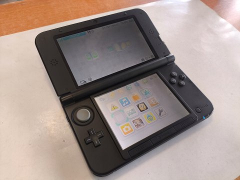 KONSOLA NINTENDO 3DS XL NIEBIESKA + ŁADOWARKA + RYSIK + KARTA PAMIĘCI KONSOLA NINTENDO 3DS XL NIEBIESKA + ŁADOWARKA + RYSIK + KARTA PAMIĘCI