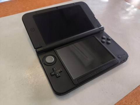 KONSOLA NINTENDO 3DS XL NIEBIESKA + ŁADOWARKA + RYSIK + KARTA PAMIĘCI KONSOLA NINTENDO 3DS XL NIEBIESKA + ŁADOWARKA + RYSIK + KARTA PAMIĘCI