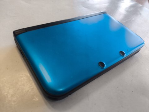 KONSOLA NINTENDO 3DS XL NIEBIESKA + ŁADOWARKA + RYSIK + KARTA PAMIĘCI KONSOLA NINTENDO 3DS XL NIEBIESKA + ŁADOWARKA + RYSIK + KARTA PAMIĘCI