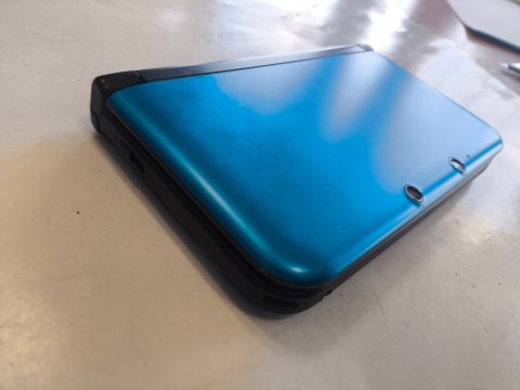 KONSOLA NINTENDO 3DS XL NIEBIESKA + ŁADOWARKA + RYSIK + KARTA PAMIĘCI KONSOLA NINTENDO 3DS XL NIEBIESKA + ŁADOWARKA + RYSIK + KARTA PAMIĘCI