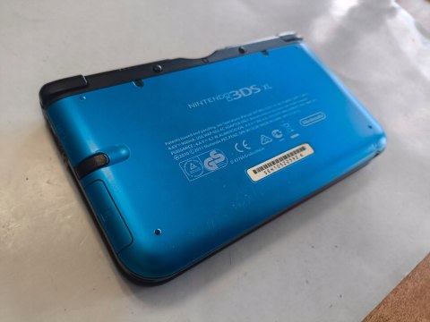 KONSOLA NINTENDO 3DS XL NIEBIESKA + ŁADOWARKA + RYSIK + KARTA PAMIĘCI KONSOLA NINTENDO 3DS XL NIEBIESKA + ŁADOWARKA + RYSIK + KARTA PAMIĘCI