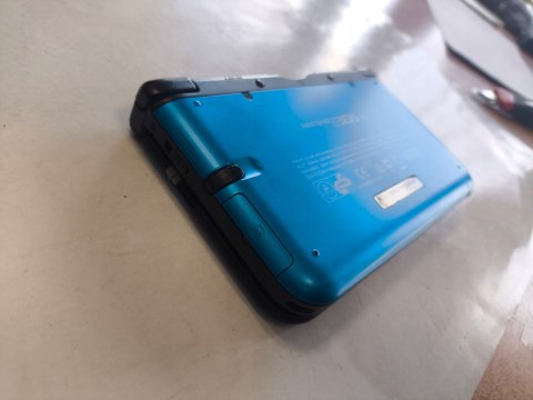 KONSOLA NINTENDO 3DS XL NIEBIESKA + ŁADOWARKA + RYSIK + KARTA PAMIĘCI KONSOLA NINTENDO 3DS XL NIEBIESKA + ŁADOWARKA + RYSIK + KARTA PAMIĘCI
