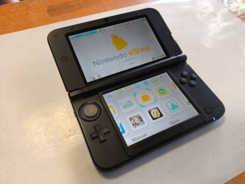 KONSOLA NINTENDO 3DS XL NIEBIESKA + ŁADOWARKA KONSOLA NINTENDO 3DS XL NIEBIESKA + ŁADOWARKA