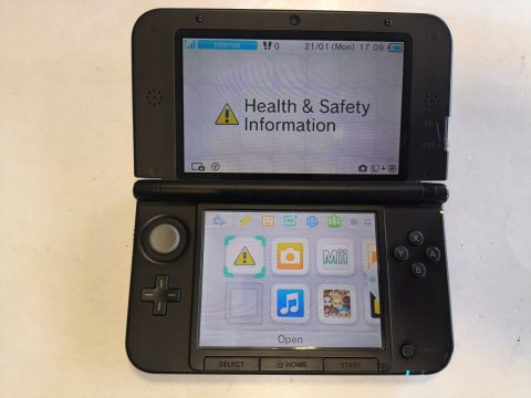 KONSOLA NINTENDO 3DS XL SREBRNO-CZARNA + RYSIK + ETUI KONSOLA NINTENDO 3DS XL SREBRNO-CZARNA + RYSIK + ETUI