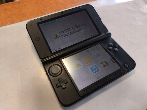 KONSOLA NINTENDO 3DS XL SREBRNO-CZARNA + RYSIK + ETUI KONSOLA NINTENDO 3DS XL SREBRNO-CZARNA + RYSIK + ETUI