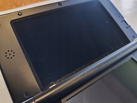 KONSOLA NINTENDO 3DS XL SREBRNO-CZARNA + RYSIK + ETUI KONSOLA NINTENDO 3DS XL SREBRNO-CZARNA + RYSIK + ETUI