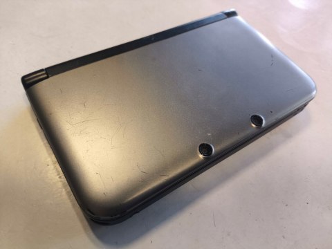 KONSOLA NINTENDO 3DS XL SREBRNO-CZARNA + RYSIK + ETUI KONSOLA NINTENDO 3DS XL SREBRNO-CZARNA + RYSIK + ETUI