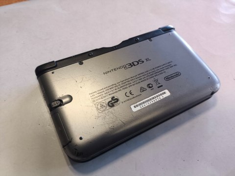 KONSOLA NINTENDO 3DS XL SREBRNO-CZARNA + RYSIK + ETUI KONSOLA NINTENDO 3DS XL SREBRNO-CZARNA + RYSIK + ETUI