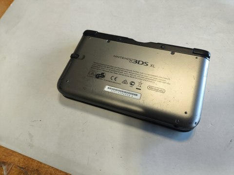 KONSOLA NINTENDO 3DS XL SREBRNO-CZARNA + RYSIK + ETUI KONSOLA NINTENDO 3DS XL SREBRNO-CZARNA + RYSIK + ETUI