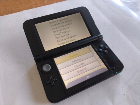 KONSOLA NINTENDO 3DS XL SREBRNO-CZARNA + RYSIK + PUDEŁKO KONSOLA NINTENDO 3DS XL SREBRNO-CZARNA + RYSIK + PUDEŁKO