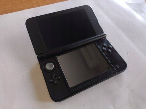 KONSOLA NINTENDO 3DS XL SREBRNO-CZARNA + RYSIK + PUDEŁKO KONSOLA NINTENDO 3DS XL SREBRNO-CZARNA + RYSIK + PUDEŁKO