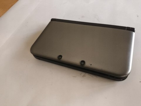 KONSOLA NINTENDO 3DS XL SREBRNO-CZARNA + RYSIK + PUDEŁKO KONSOLA NINTENDO 3DS XL SREBRNO-CZARNA + RYSIK + PUDEŁKO
