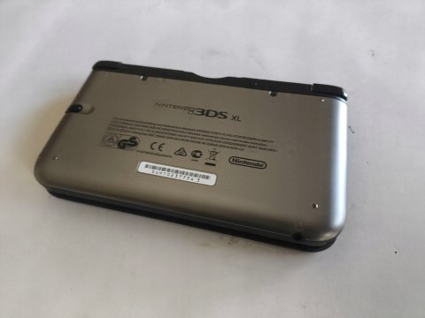 KONSOLA NINTENDO 3DS XL SREBRNO-CZARNA + RYSIK + PUDEŁKO KONSOLA NINTENDO 3DS XL SREBRNO-CZARNA + RYSIK + PUDEŁKO
