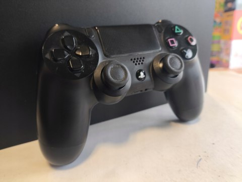 KONSOLA PLAYSTATION 4 500GB 1116A + ORYGINALNY PAD KONSOLA PLAYSTATION 4 500GB 1116A + ORYGINALNY PAD