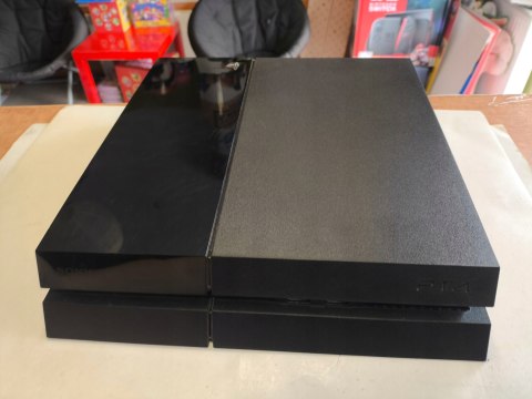 KONSOLA PLAYSTATION 4 500GB 1116A + ORYGINALNY PAD KONSOLA PLAYSTATION 4 500GB 1116A + ORYGINALNY PAD