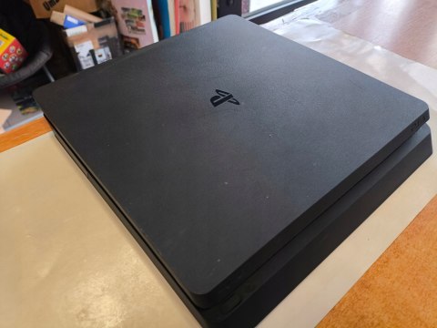 KONSOLA PLAYSTATION 4 SLIM 500GB 2016A + PAD KONSOLA PLAYSTATION 4 SLIM 500GB 2016A + PAD