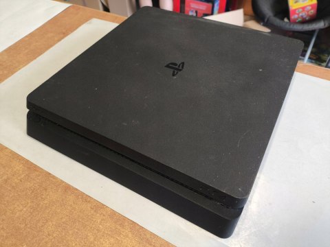 KONSOLA PLAYSTATION 4 SLIM 500GB 2016A + PAD KONSOLA PLAYSTATION 4 SLIM 500GB 2016A + PAD