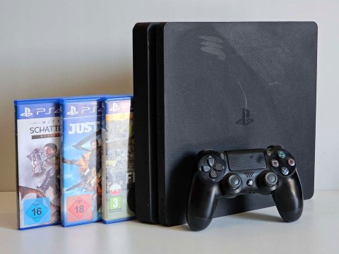 KONSOLA PS4 PLAYSTATION 4 SLIM 1TB + ORYGINALNY PAD + 3 GRY KONSOLA PS4 PLAYSTATION 4 SLIM 1TB + ORYGINALNY PAD + 3 GRY