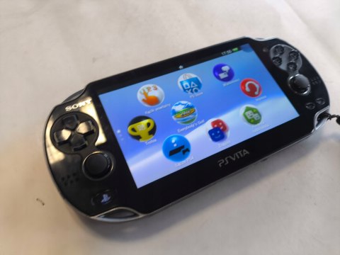 KONSOLA SONY PS VITA OLED WI-FI + KARTA 4GB + ŁADOWARKA KONSOLA SONY PS VITA OLED WI-FI + KARTA 4GB + ŁADOWARKA